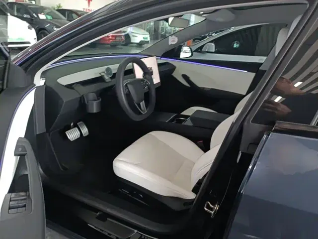 Tesla Model 3 — Фото автомобиля 14