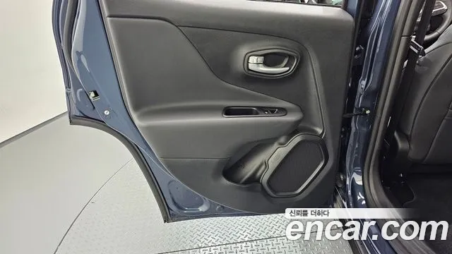 Jeep Renegade — Фото автомобиля 23