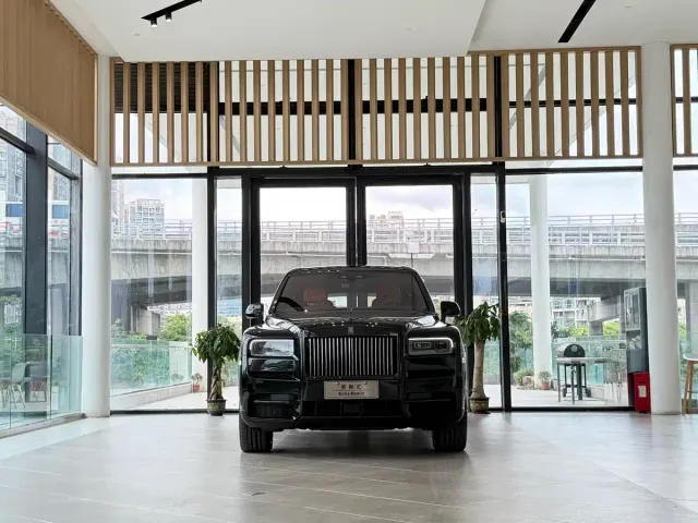 Rolls-Royce Cullinan — Фото автомобиля 2
