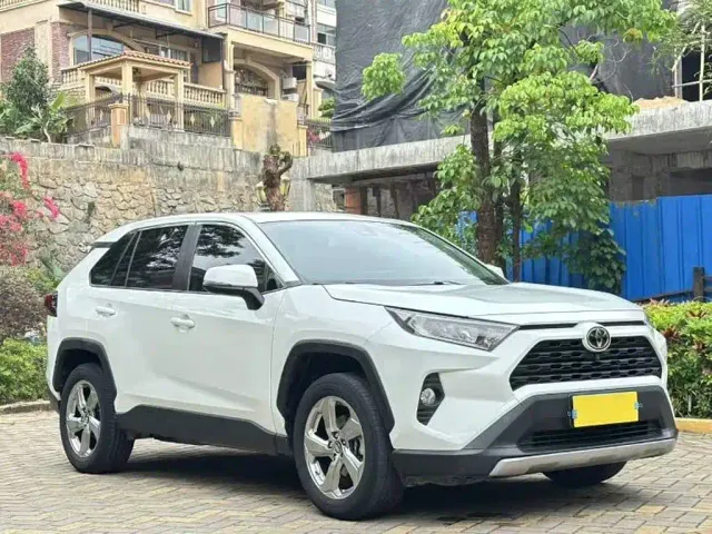 Toyota RAV4 — Фото автомобиля 3