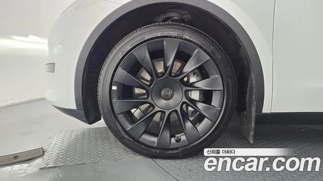 Tesla Model Y — Фото автомобиля 5