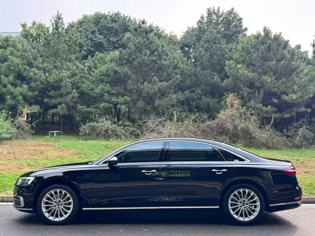 Audi Audi A8 2022 A8L 50 TFSI quattro Comfort Collector's Edition — Фото автомобиля 3