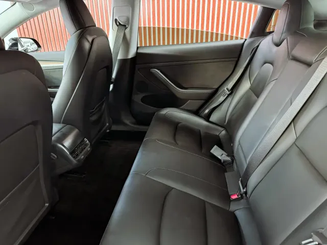 Tesla Model 3 — Фото автомобиля 8