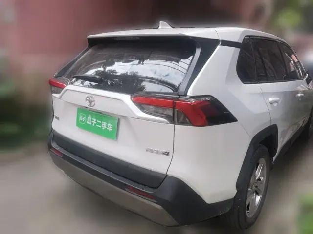 Toyota RAV4 — Фото автомобиля 6