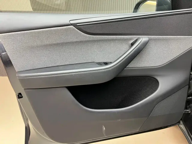 Tesla Model Y — Фото автомобиля 13