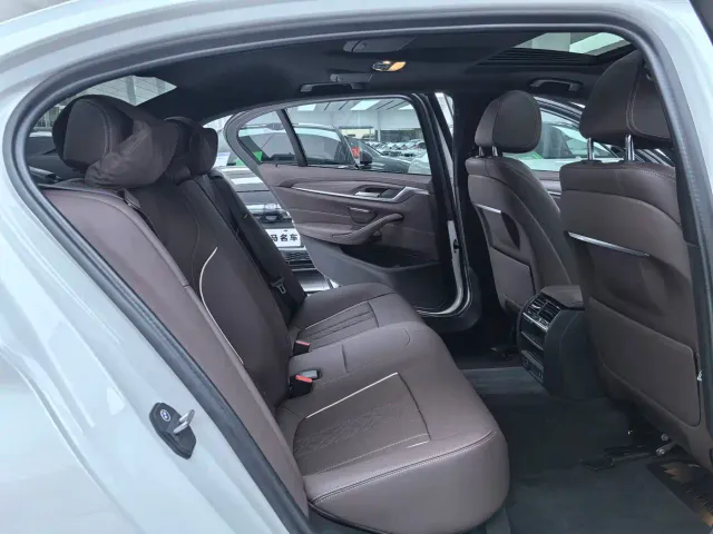 BMW 5 Series — Фото автомобиля 11