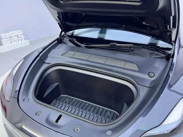 Tesla Model Y — Фото автомобиля 23
