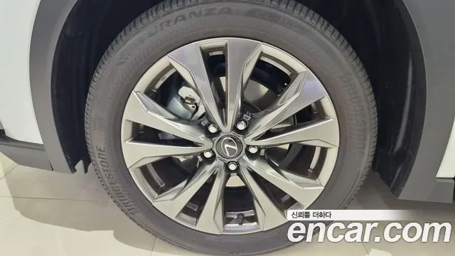 Lexus UX — Фото автомобиля 5