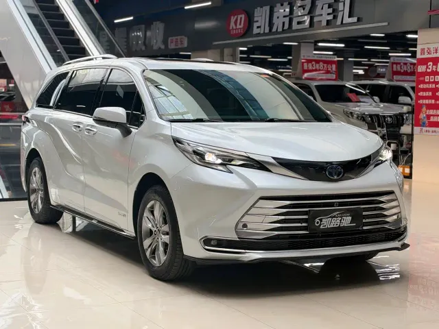 Toyota Sienna — Фото автомобиля 3