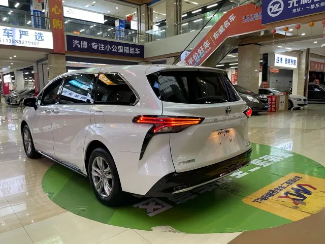 Toyota Sienna — Фото автомобиля 6