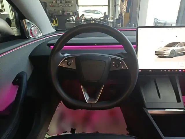 Tesla Model 3 — Фото автомобиля 10