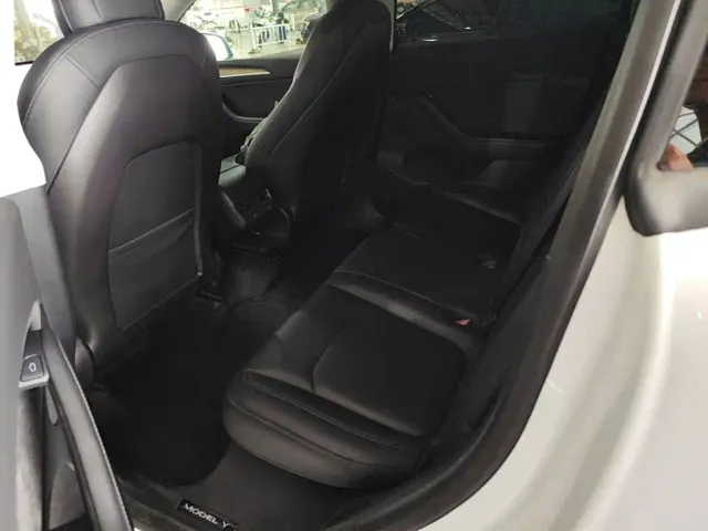 Tesla Model Y — Фото автомобиля 16