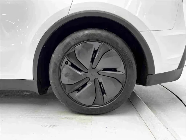 Tesla Model Y — Фото автомобиля 13