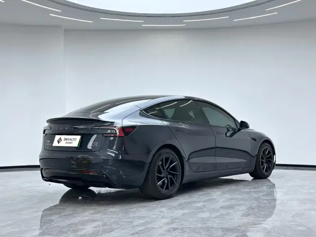 Tesla Model 3 — Фото автомобиля 5