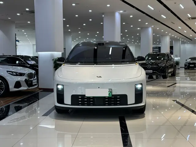 Li Auto i8 — Фото автомобиля 2