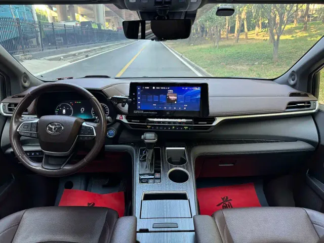 Toyota Sienna — Фото автомобиля 13