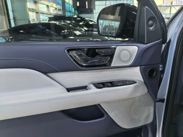 Lincoln Navigator One — Фото автомобиля 4