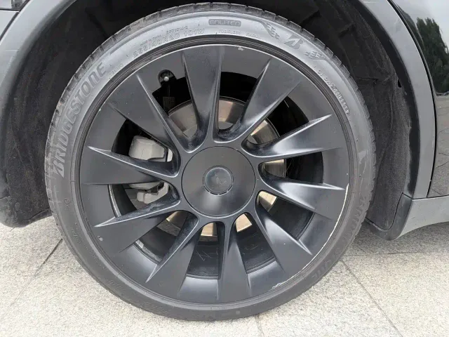 Tesla Model Y — Фото автомобиля 18