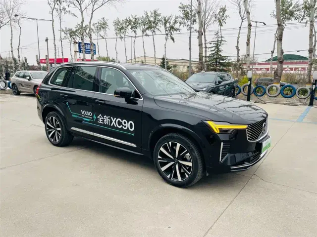Volvo XC90 — Фото автомобиля 4