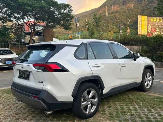 Toyota RAV4 — Фото автомобиля 8
