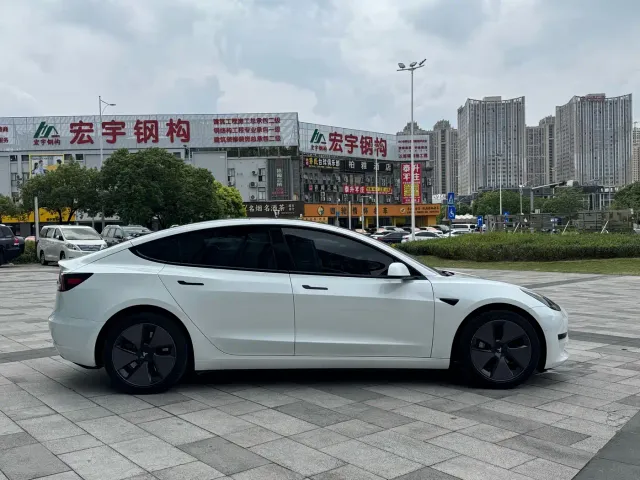 Tesla Model 3 — Фото автомобиля 5
