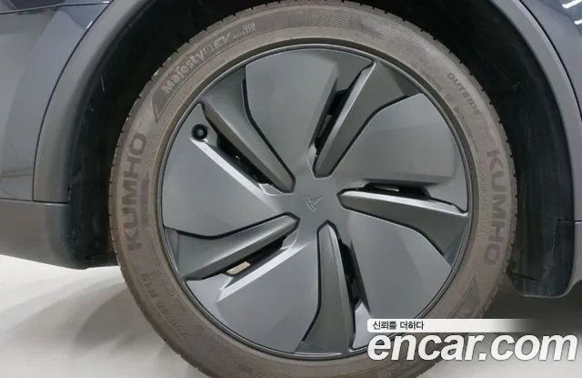 Tesla Model Y — Фото автомобиля 10