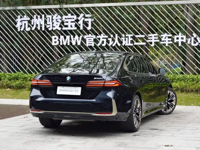 BMW 5 Series — Фото автомобиля 3