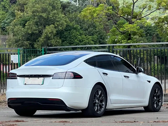 Tesla Model S — Фото автомобиля 8