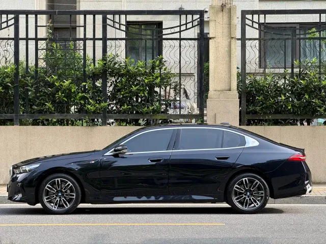 BMW 5 Series — Фото автомобиля 8