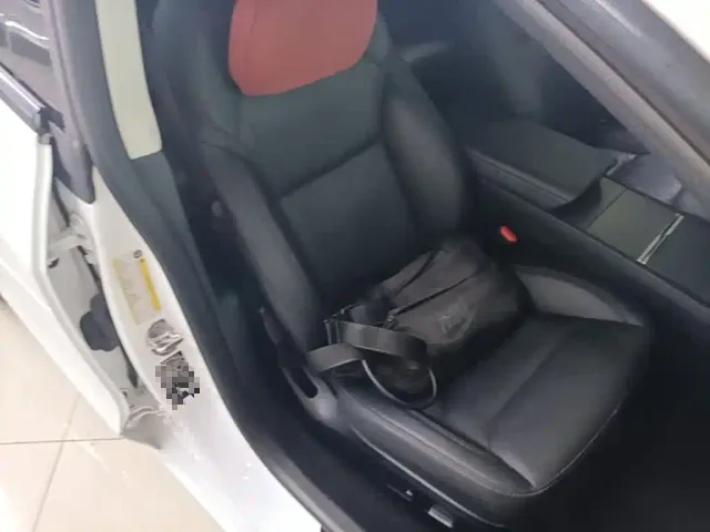 Tesla Model 3 — Фото автомобиля 24