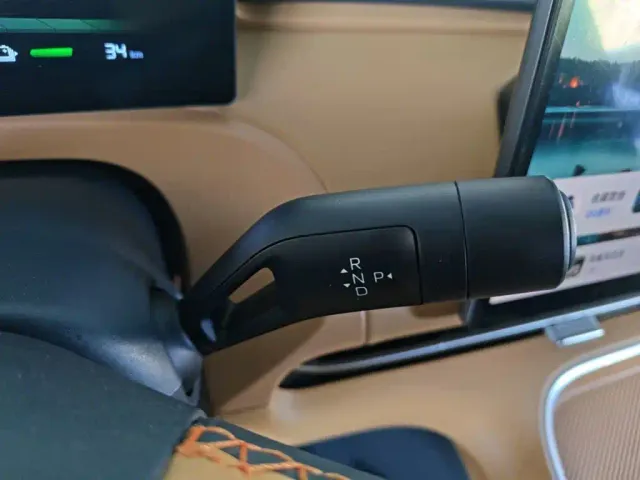 Geely Galaxy Starship 7 EM-i — Фото автомобиля 13