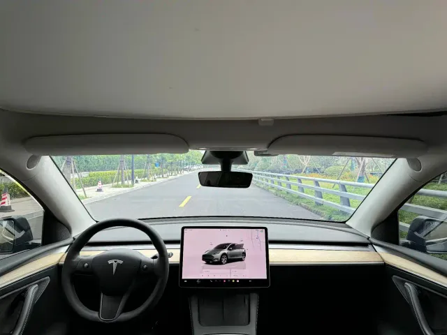 Tesla Model Y — Фото автомобиля 14