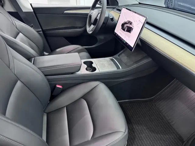 Tesla Model Y — Фото автомобиля 13