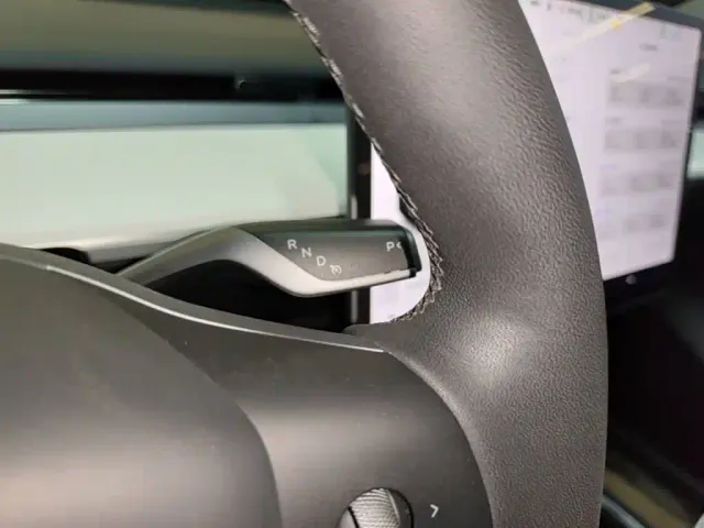 Tesla Model Y — Фото автомобиля 13
