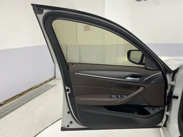 BMW 5 Series — Фото автомобиля 24