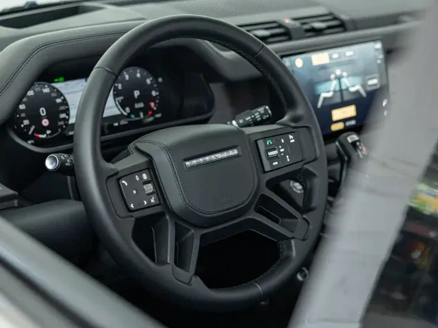 Land Rover Defender — Фото автомобиля 7