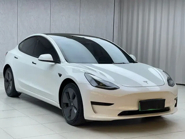 Tesla Model 3 — Фото автомобиля 3