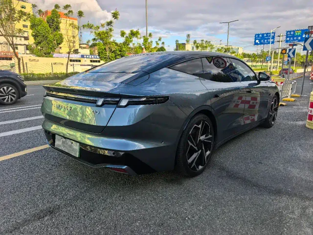 Lynk & Co Z10 — Фото автомобиля 10