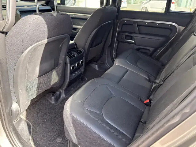 Land Rover Defender — Фото автомобиля 12
