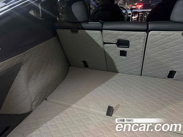 Tesla Model Y — Фото автомобиля 11