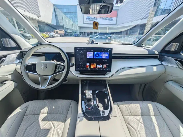 Volvo EM90 — Фото автомобиля 19