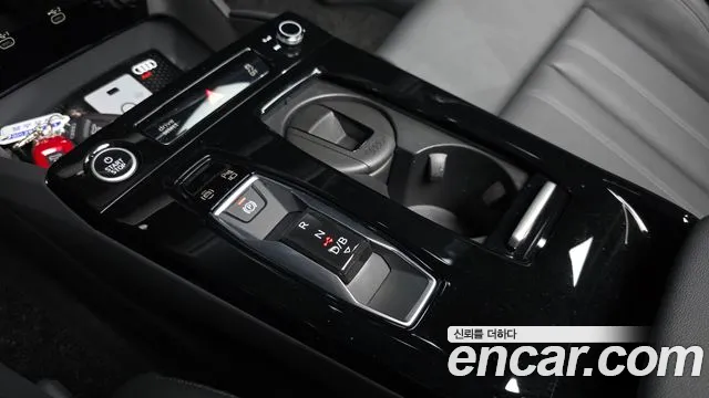 Audi Q6 e-tron — Фото автомобиля 9