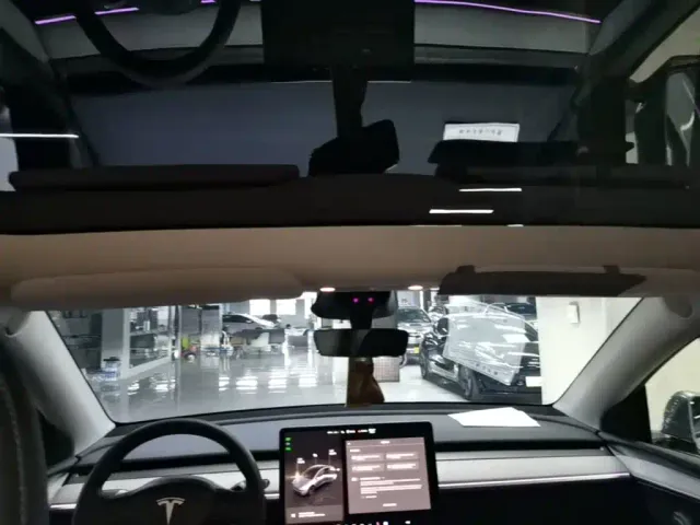 Tesla Model Y — Фото автомобиля 17