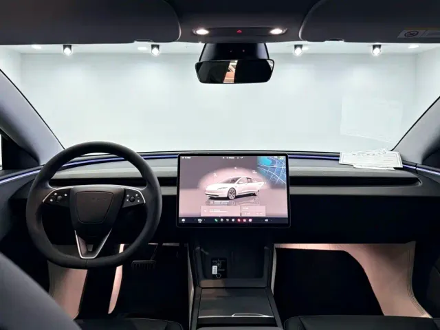 Tesla Model 3 — Фото автомобиля 5