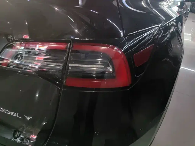 Tesla Model Y — Фото автомобиля 7