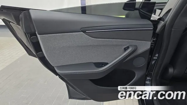 Tesla Model Y — Фото автомобиля 14
