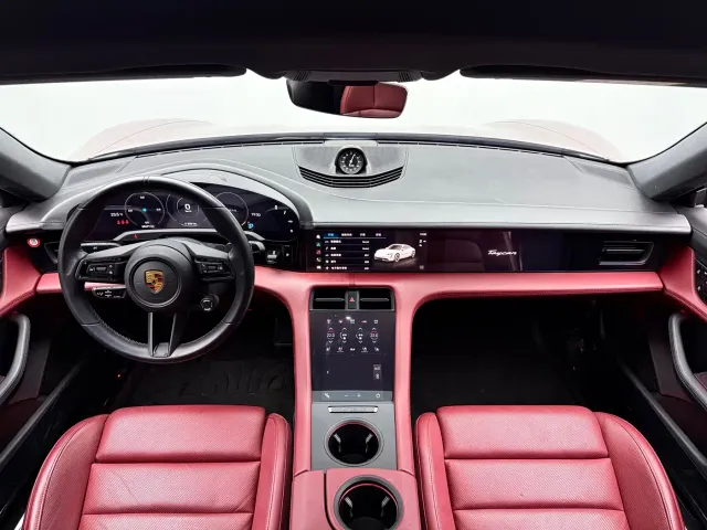 Porsche Taycan — Фото автомобиля 14