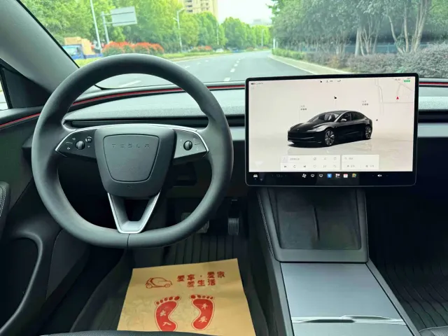 Tesla Model 3 — Фото автомобиля 15