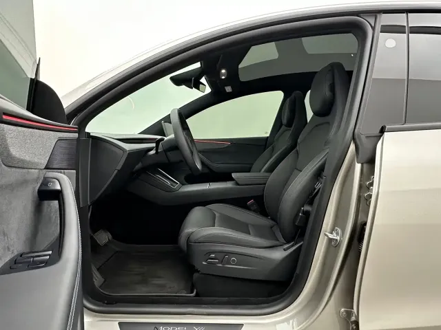Tesla Model Y L — Фото автомобиля 10