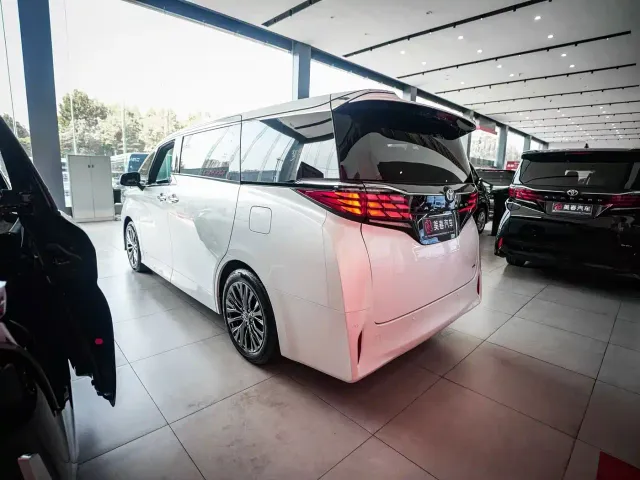 Toyota Alphard — Фото автомобиля 10